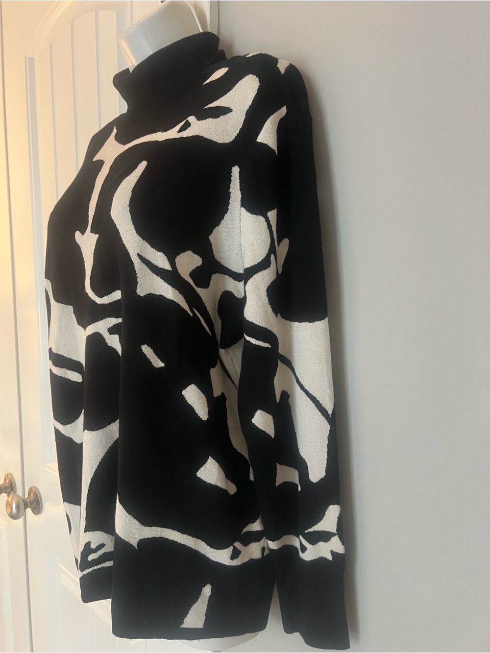 NWOT CHICOS BOUTIQUE ABSTRACT TURTLENECK SWEATER SZ 2/L/12 - Picture 4 of 9